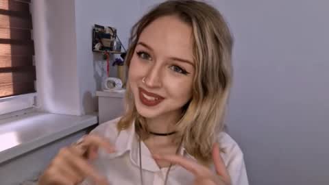 Snapshot of lezlielowe chatting on November 12, 10:15 am Mia online show from November 12, 10:15 am