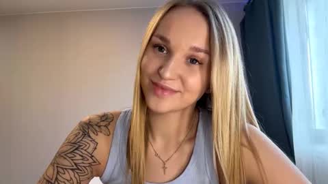 Snapshot of lezlielowe chatting on November 15, 11:29 am Mia online show from November 15, 11:29 am