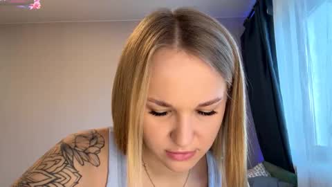 Mia online show from November 23, 11:32 am