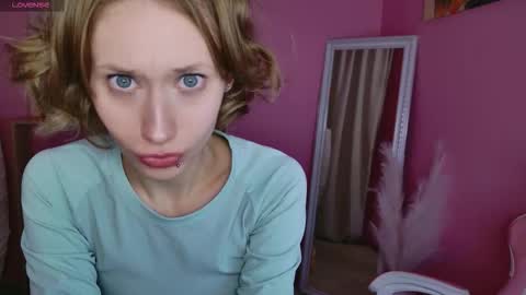 lia_gwen online show from November 29, 2:31 pm