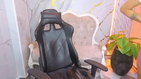 lia online show from April 16, 7:58 pm