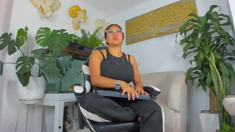 lia_lovelly online show from April 6, 8:10 pm