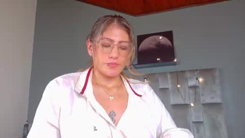 Snapshot of liaamoretti__ chatting on July 7, 7:23 am L I A online show from July 7, 7:23 am