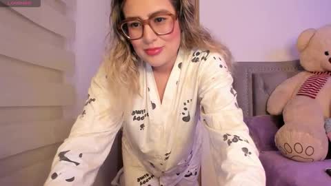 Snapshot of liahkimi chatting on December 17, 1:00 am Lia online show from December 17, 1:00 am