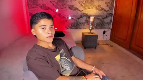 Snapshot of liam_dustin chatting on May 15, 11:34 pm Liam online show from May 15, 11:34 pm