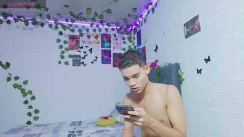 liam_honey18 online show from October 16, 9:32 am