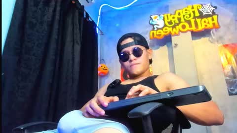 Snapshot of liam_knight chatting on October 27, 1:20 am liam_knight online show from October 27, 1:20 am