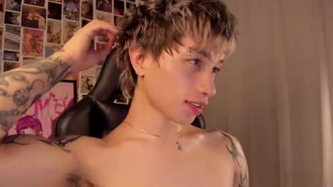 Snapshot of liamelf chatting on July 7, 7:23 am Liam online show from July 7, 7:23 am