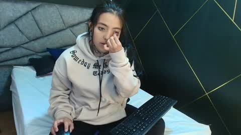 Snapshot of liamonroee_ chatting on December 1, 11:48 am L I A M O N R O E online show from December 1, 11:48 am