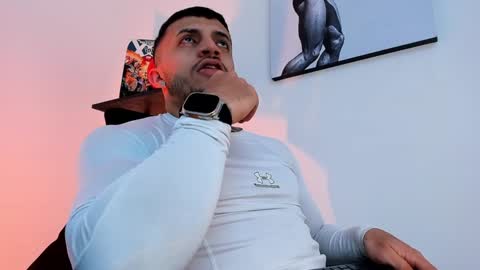 Snapshot of liamreigns_ chatting on February 6, 1:32 pm liam online show from February 6, 1:32 pm