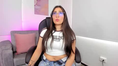 Snapshot of lianaaa___ chatting on February 24, 2:15 pm Liana online show from February 24, 2:15 pm