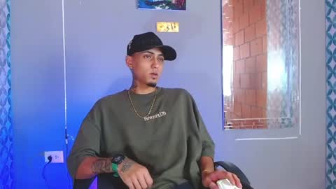 Snapshot of liiaam_lee_ chatting on July 18, 9:18 pm Daniel online show from July 18, 9:18 pm