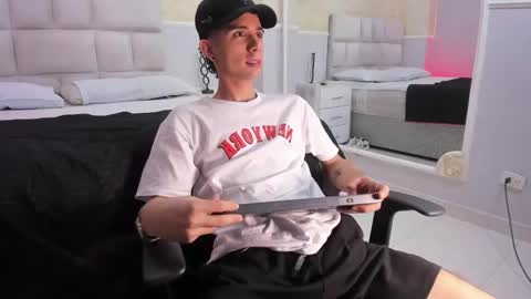 Snapshot of liiamhudson_ chatting on February 5, 4:59 am L I I A M online show from February 5, 4:59 am