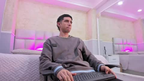 Snapshot of liiamhudson_ chatting on March 1, 4:37 am L I I A M online show from March 1, 4:37 am