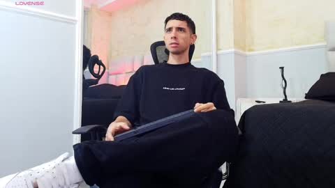 Snapshot of liiamhudson_ chatting on March 11, 4:43 am L I I A M online show from March 11, 4:43 am