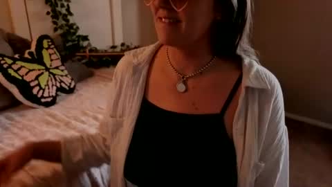 Snapshot of like_cinnamon chatting on July 5, 3:41 pm Synthia online show from July 5, 3:41 pm