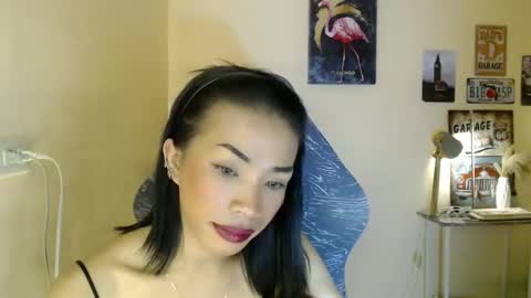 Snapshot of likliklicklengleng chatting on November 12, 9:47 pm Leng online show from November 12, 9:47 pm