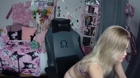 Snapshot of lil__bunny2005 chatting on January 7, 11:14 pm Lil Bunny online show from January 7, 11:14 pm