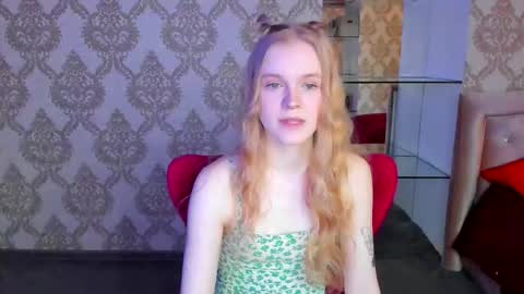 Snapshot of lil_cookie_monster chatting on March 1, 11:23 am Erica online show from March 1, 11:23 am