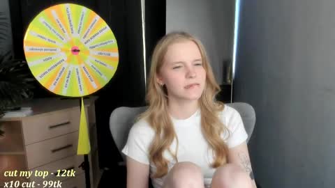 Snapshot of lil_cookie_monster chatting on April 23, 1:13 pm Erica online show from April 23, 1:13 pm