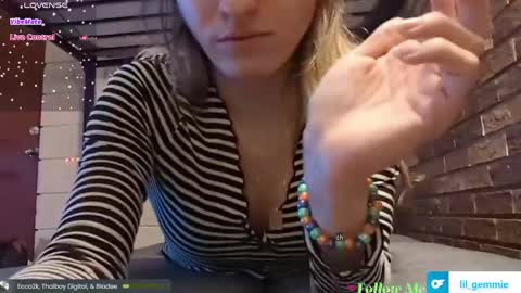 Snapshot of lil_gem chatting on May 28, 2:09 am lil gemmie online show from May 28, 2:09 am
