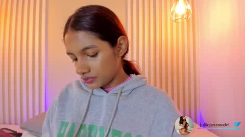 Snapshot of lila_cohen chatting on November 22, 4:00 am L I L A online show from November 22, 4:00 am