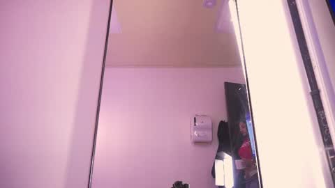 Snapshot of lila_cohen chatting on June 15, 2:03 am L I L A online show from June 15, 2:03 am