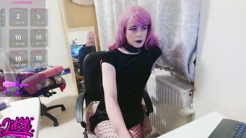 Snapshot of lilah_ts chatting on December 16, 5:43 pm lilah_ts online show from December 16, 5:43 pm