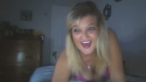Snapshot of lilblonde412 chatting on September 27, 2:49 am lilblonde412 online show from September 27, 2:49 am