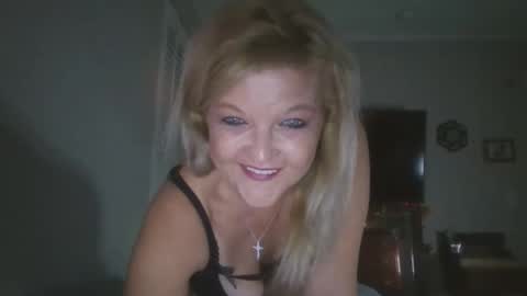 Snapshot of lilblonde412 chatting on October 27, 2:15 am lilblonde412 online show from October 27, 2:15 am