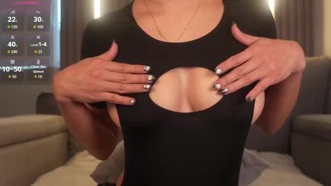 Snapshot of lili_foxy chatting on October 24, 2:02 pm lili online show from October 24, 2:02 pm