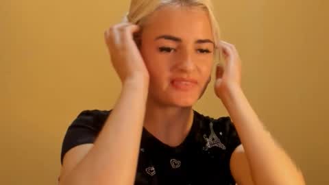 Lili online show from March 5, 6:37 pm