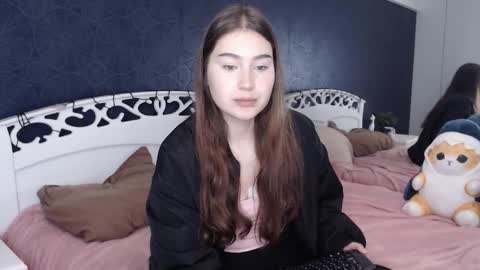 Snapshot of lili_luuu chatting on October 1, 12:05 am Lilu online show from October 1, 12:05 am