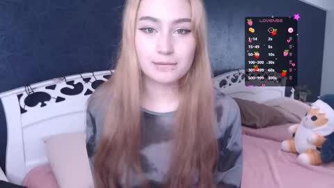 Snapshot of lili_luuu chatting on October 19, 4:24 am Lilu online show from October 19, 4:24 am