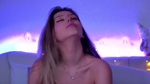 Mia online show from December 27, 4:32 pm