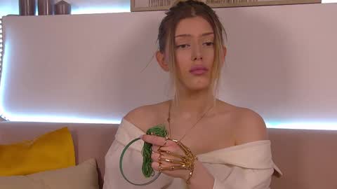 Mia online show from January 27, 9:34 am