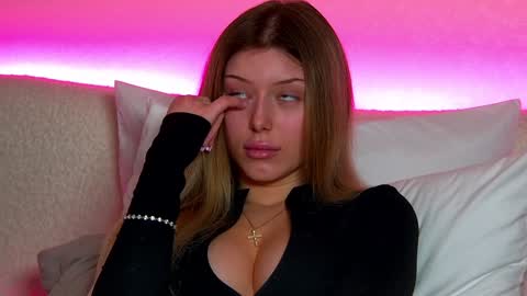 Mia online show from January 28, 9:30 am