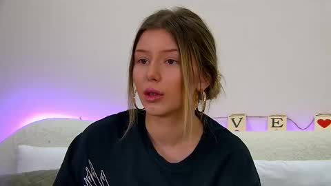 Mia online show from February 17, 10:07 am