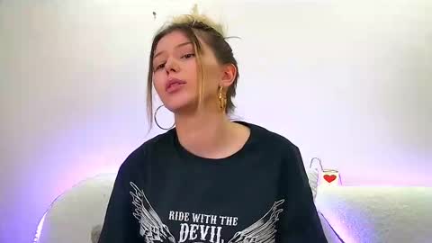 Mia online show from February 17, 1:10 pm