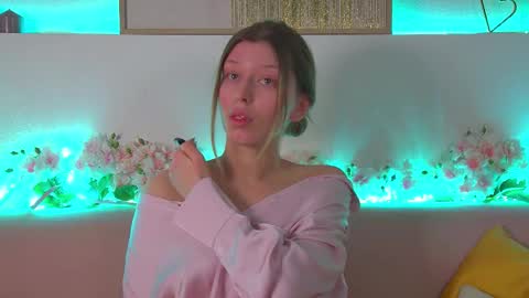 Mia online show from February 18, 6:26 am