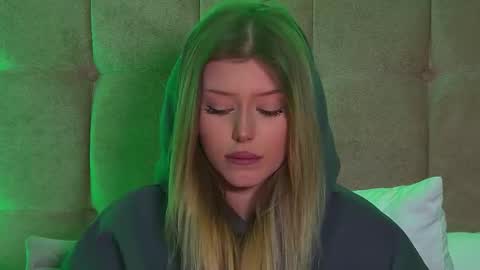 Mia online show from February 21, 4:26 pm