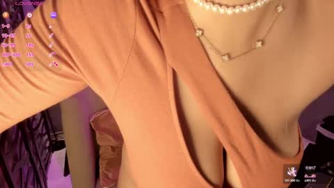 holis soy lily chang no olvides el pulgar arriba es muy importante para mi 3 independent model online show from September 15, 8:20 pm