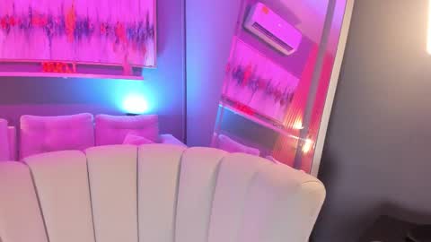 Snapshot of lilian_vergara chatting on February 2, 7:34 pm holis soy lily chang no olvides el pulgar arriba es muy importante para mi 3 independent model online show from February 2, 7:34 pm