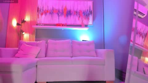 Snapshot of lilian_vergara chatting on February 4, 7:42 pm holis soy lily chang no olvides el pulgar arriba es muy importante para mi 3 independent model online show from February 4, 7:42 pm