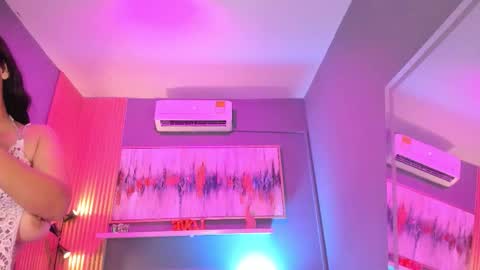 Snapshot of lilian_vergara chatting on February 13, 7:54 pm holis soy lily chang no olvides el pulgar arriba es muy importante para mi 3 independent model online show from February 13, 7:54 pm