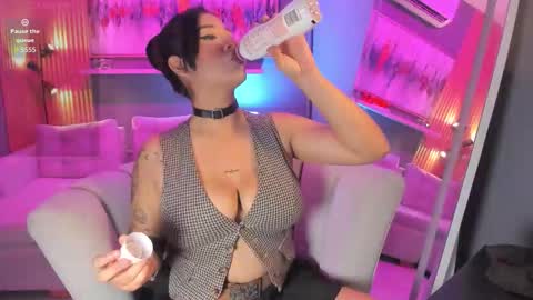 Snapshot of lilian_vergara chatting on February 19, 8:05 pm holis soy lily chang no olvides el pulgar arriba es muy importante para mi 3 independent model online show from February 19, 8:05 pm