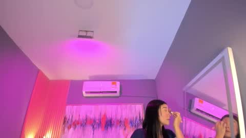 Snapshot of lilian_vergara chatting on February 24, 7:45 pm holis soy lily chang no olvides el pulgar arriba es muy importante para mi 3 independent model online show from February 24, 7:45 pm