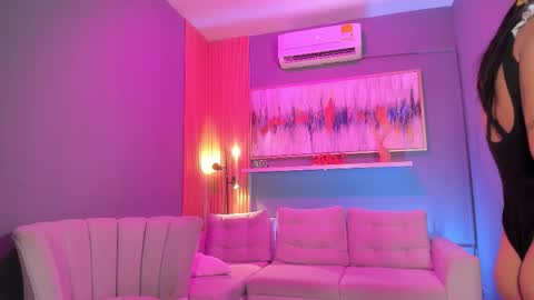 Snapshot of lilian_vergara chatting on March 3, 8:04 pm holis soy lily chang no olvides el pulgar arriba es muy importante para mi 3 independent model online show from March 3, 8:04 pm