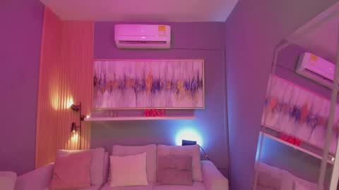 holis soy lily chang no olvides el pulgar arriba es muy importante para mi 3 independent model online show from April 13, 7:52 pm