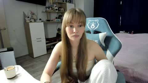 Snapshot of liliasalvatore chatting on April 2, 8:12 am Lilia online show from April 2, 8:12 am
